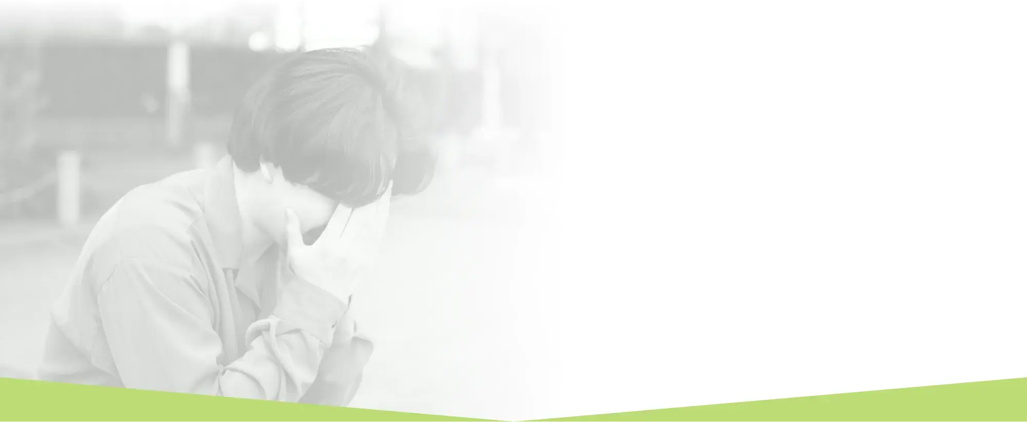 頭を抱える男性